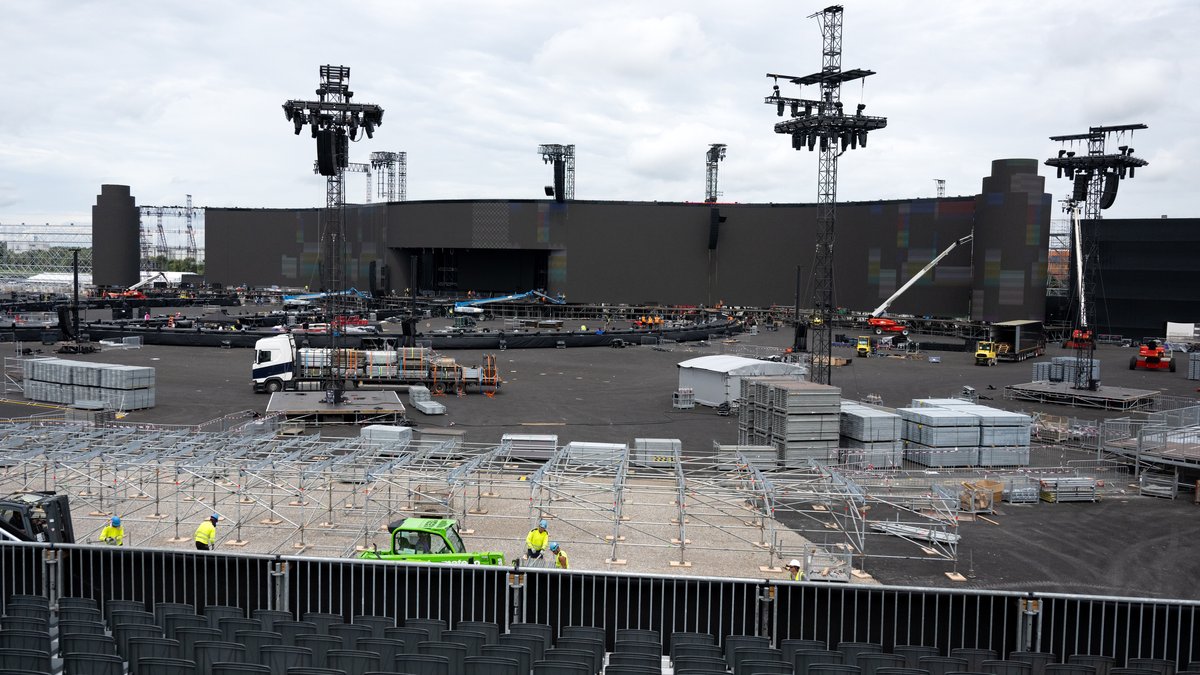 Arbeiter bauen die Tribünen für die Konzerte von Adele an der Messe München auf. 