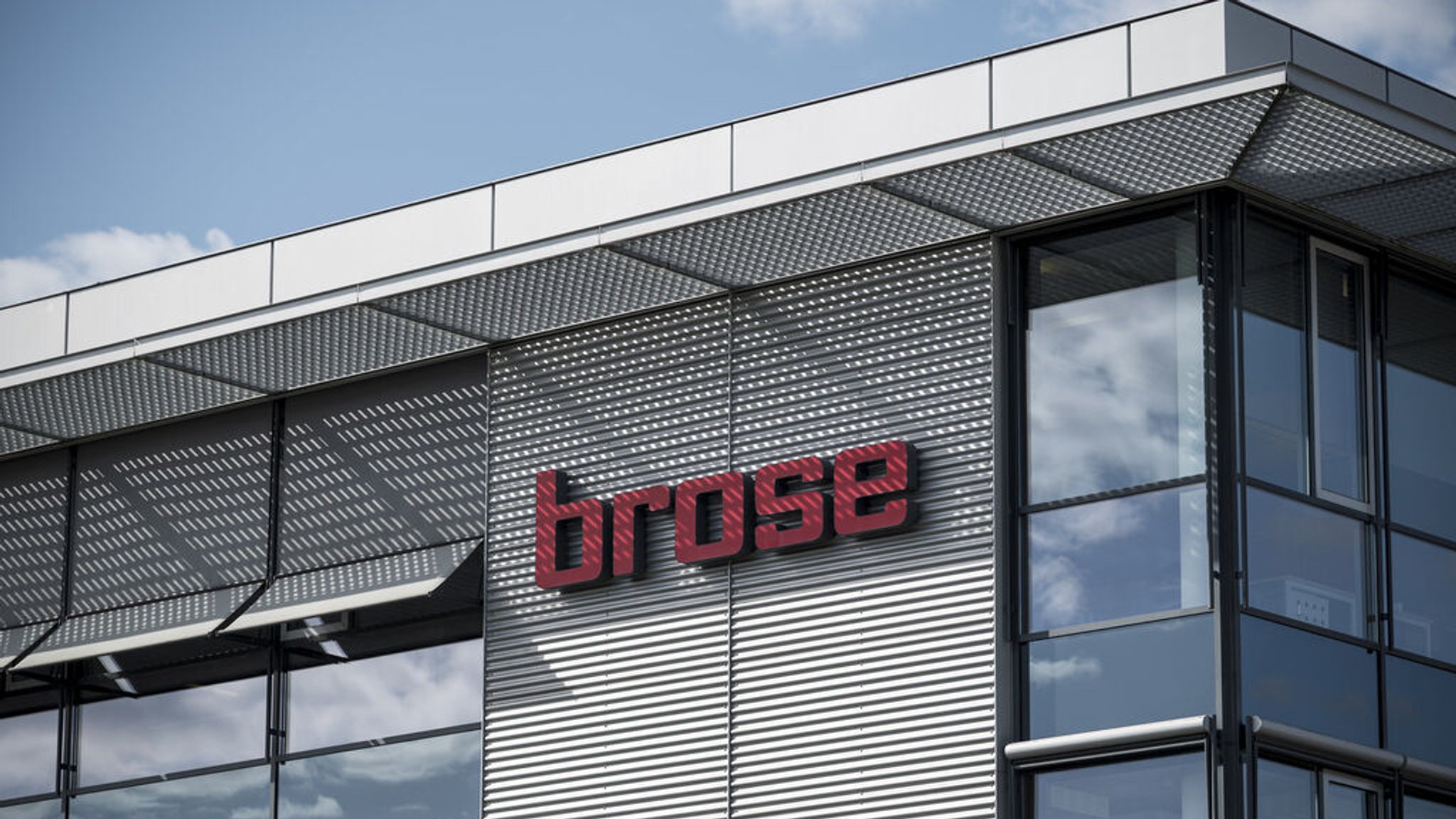 07.04.2025, Bayern, Coburg: Das Brose Logo ist an einem Gebäude der Brose Group zu sehen. Foto: Daniel Vogl/dpa +++ dpa-Bildfunk +++