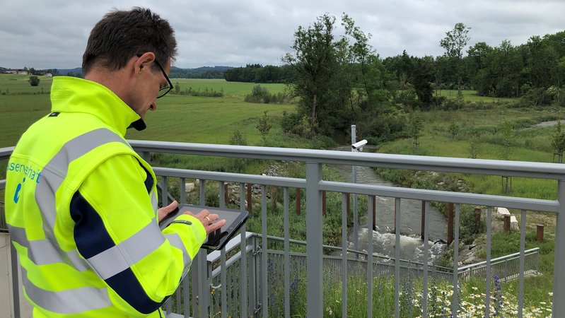 Karl Schindele, Leiter Wasserwirtschaftsamt Kempten am Stauwehr an der Günz | Bild: BR / Angelika Nörr Karl Schindele, Leiter Wasserwirtschaftsamt Kempten am Stauwehr an der Günz