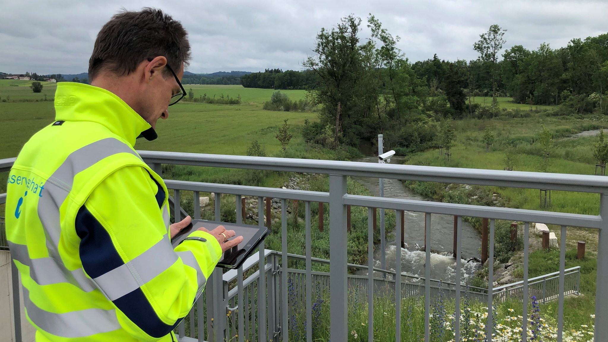 Karl Schindele, Leiter Wasserwirtschaftsamt Kempten am Stauwehr an der Günz