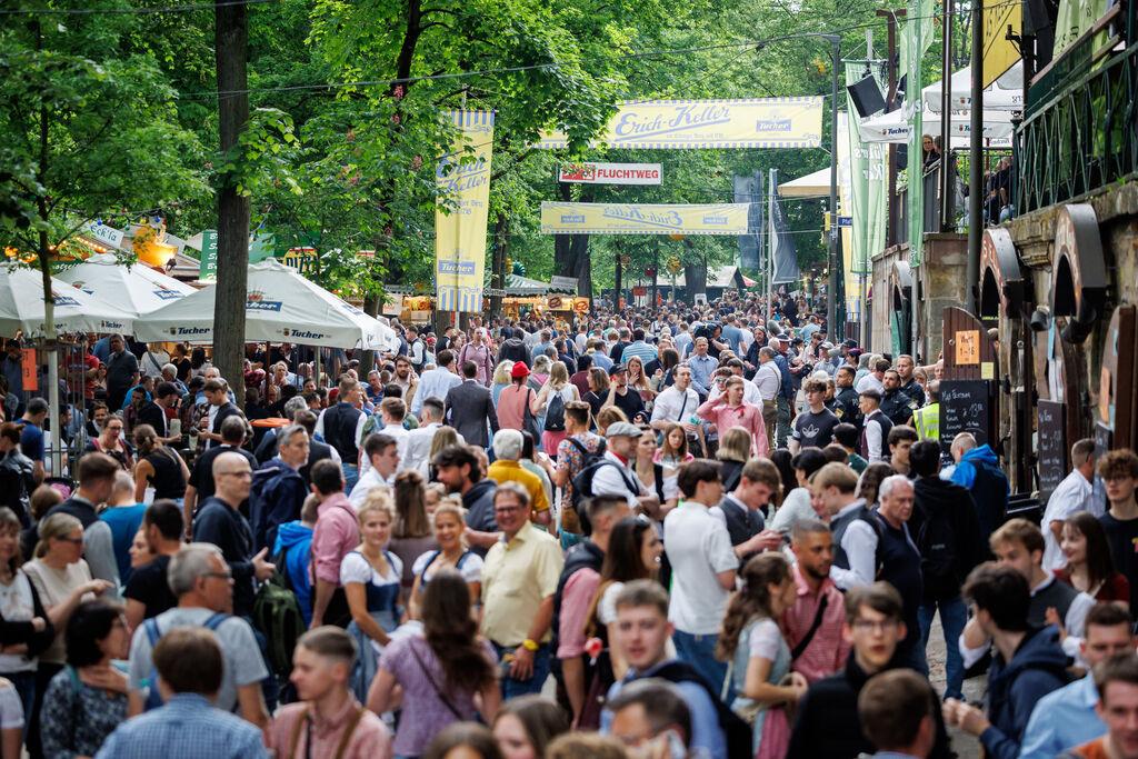 16.05.2024, Bayern, Erlangen: Zahlreiche Menschen gehen über die Erlanger Bergkirchweih. Die Bergkirchweih - auch kurz "Berg" genannt - wurde mit dem traditionellen Fassbieranstich offiziell eröffnet und dauert bis zum 27. Mai. Foto: Daniel Karmann/dpa +++ dpa-Bildfunk +++