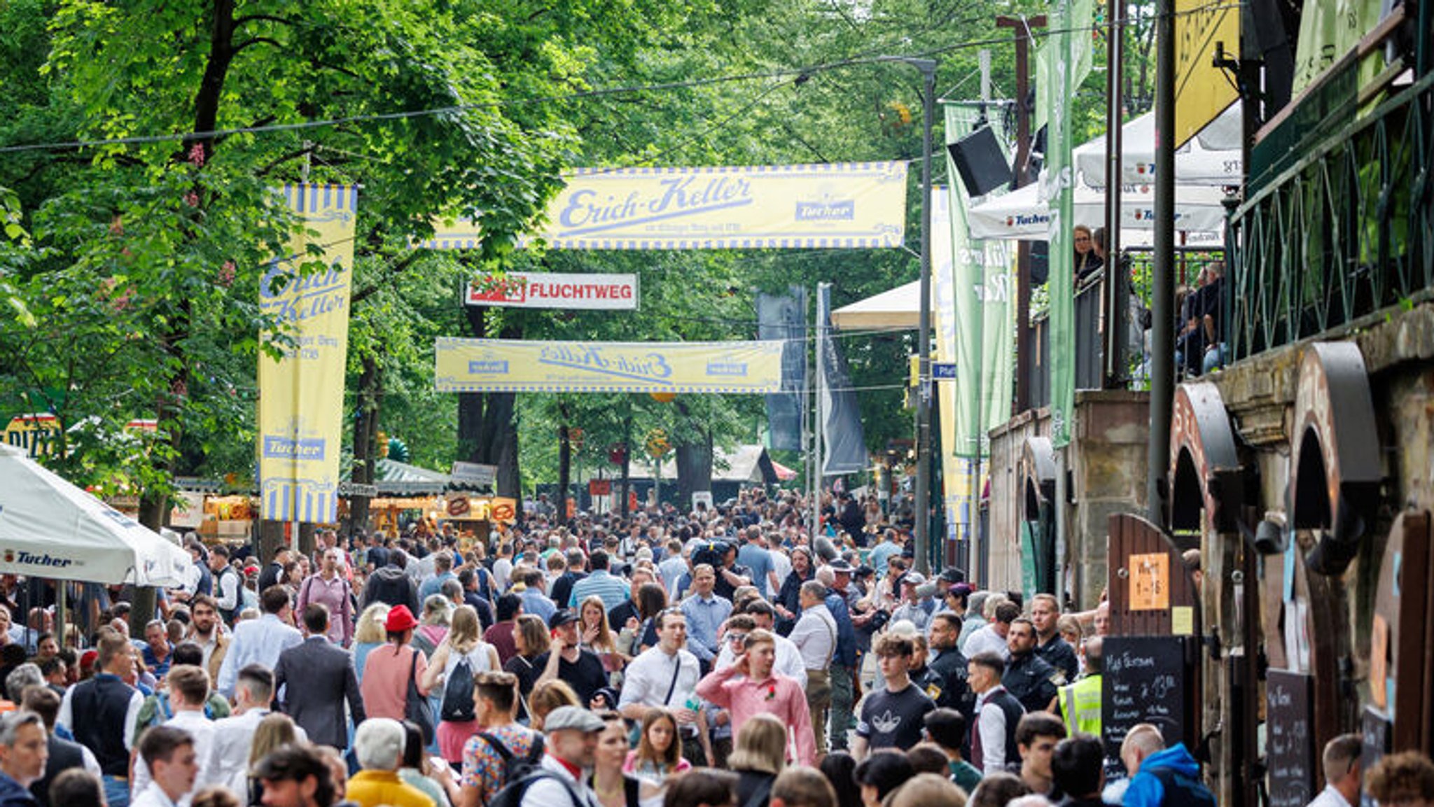 16.05.2024, Bayern, Erlangen: Zahlreiche Menschen gehen über die Erlanger Bergkirchweih. Die Bergkirchweih - auch kurz "Berg" genannt - wurde mit dem traditionellen Fassbieranstich offiziell eröffnet und dauert bis zum 27. Mai. Foto: Daniel Karmann/dpa +++ dpa-Bildfunk +++