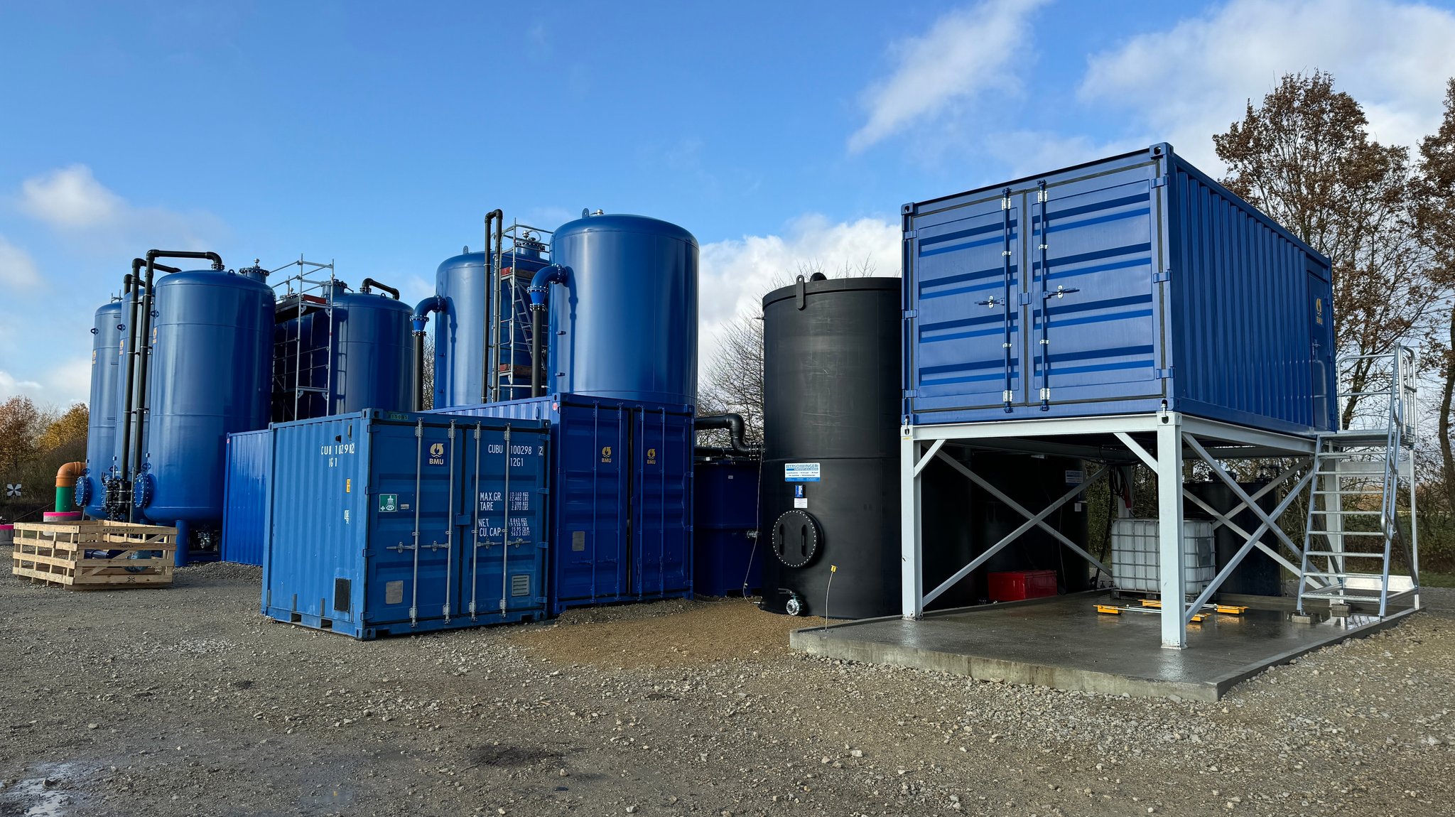 Verschieden große Container und Silos sind mit Leitungen verbunden.