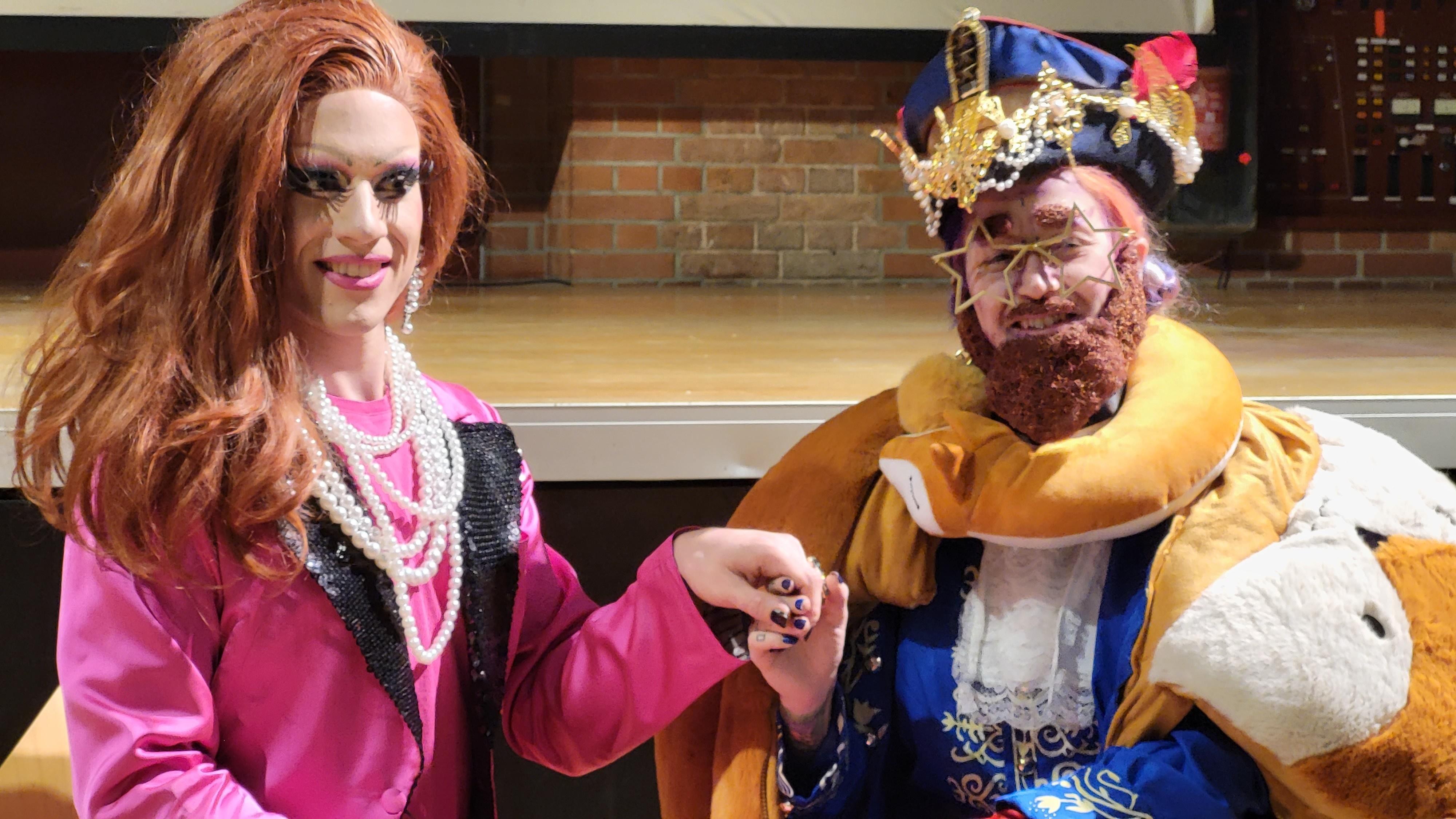 In bunten Kostümen die Ingolstädter Vorleser