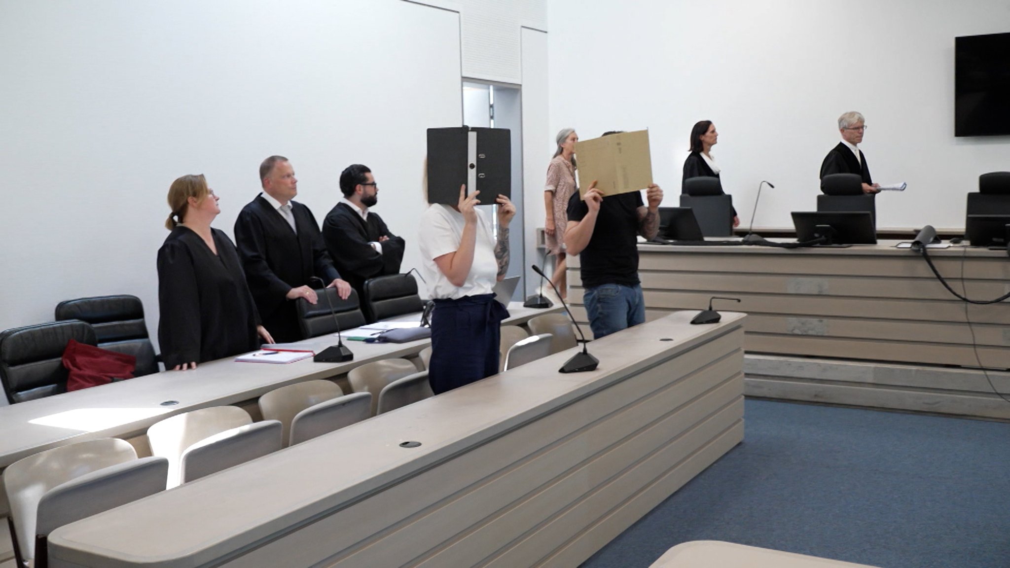 Landgericht Ingolstadt verhängt hohe Haftstrafen wegen gewerbsmäßiger Geldfälschung. | Bild: Bayerischer Rundfunk 2026 Landgericht Ingolstadt verhängt hohe Haftstrafen wegen gewerbsmäßiger Geldfälschung.