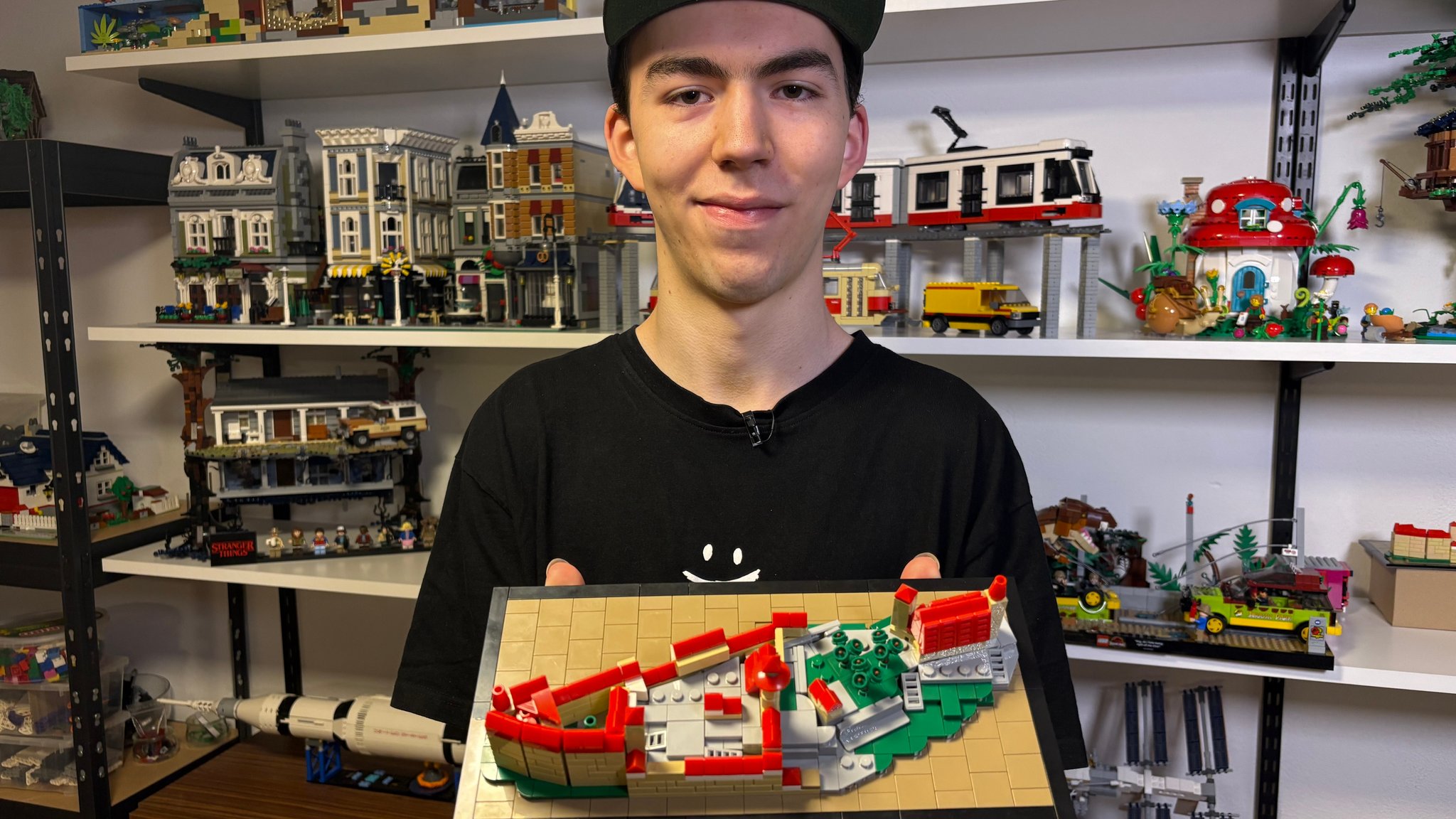 Der Nürnberger Student hält ein erstes kleines Modell aus Lego der Nürnberger Kaiserburg in der Hand | Bild: BR/Tobias Burkert Der Nürnberger Student hält ein erstes kleines Modell aus Lego der Nürnberger Kaiserburg in der Hand