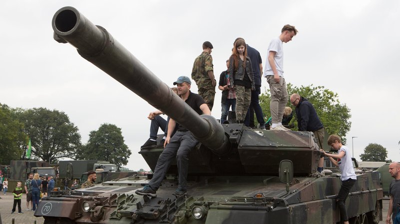 Wie viel Werbung soll oder darf die Bundeswehr bei Jugendlichen machen? Tag der offenen Tür bei der Bundeswehr in Münster 2019. | Bild: picture alliance / Ulrich Baumgarten | Ulrich Baumgarten Wie viel Werbung soll oder darf die Bundeswehr bei Jugendlichen machen? Tag der offenen Tür bei der Bundeswehr in Münster 2019.