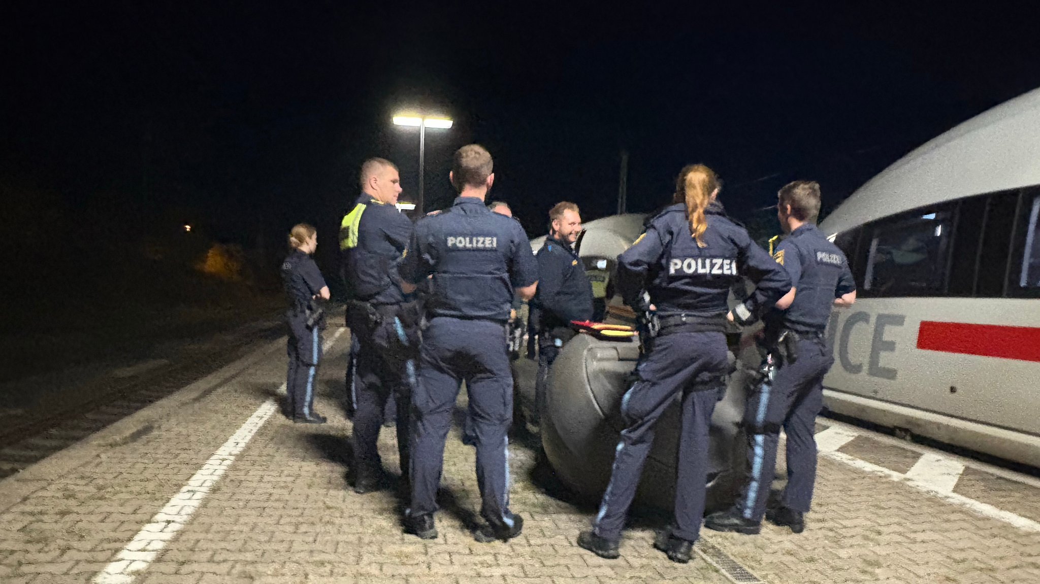Einsatzkräfte der Polizei am Bahnsteig