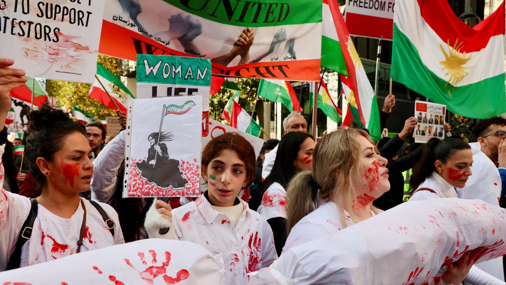 Solidaritäts-Demonstration in London für einen Systemwechsel im Iran (19.11.2022).