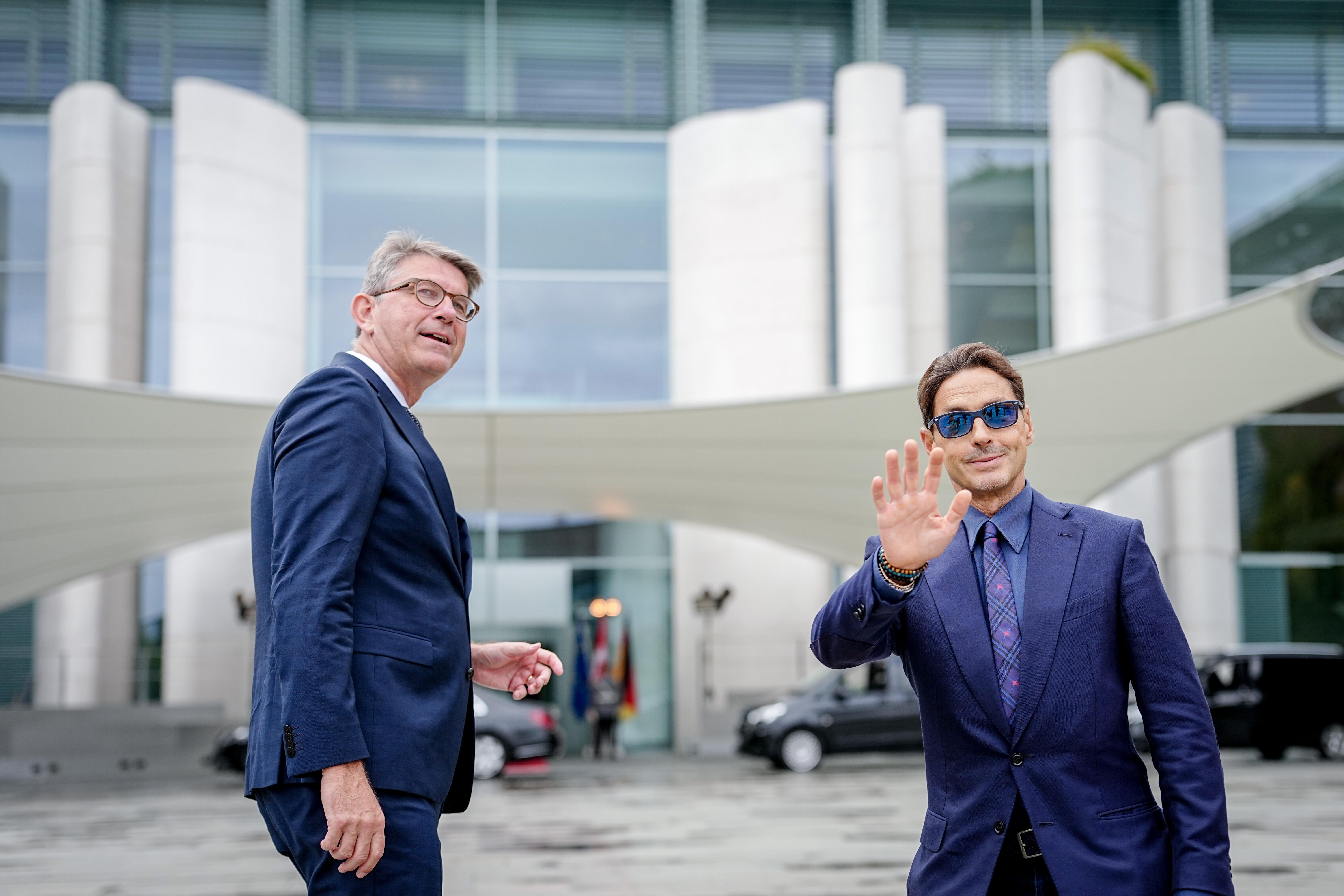 Kulturstaatsminister Wolfgang Weimer (l) empfängt den italienischen Medien-Unternehmer Pier Silvio Berlusconi. 