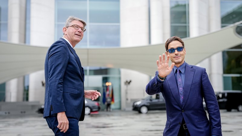 Kulturstaatsminister Wolfgang Weimer (l) empfängt den italienischen Medien-Unternehmer Pier Silvio Berlusconi. | Bild: picture alliance/dpa | Kay Nietfeld Kulturstaatsminister Wolfgang Weimer (l) empfängt den italienischen Medien-Unternehmer Pier Silvio Berlusconi.
