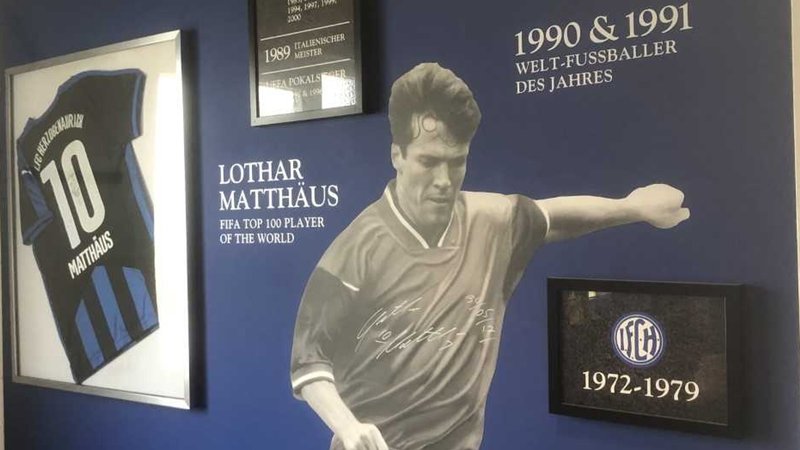 Blaue Wand mit Trikot und Bild von Lothar Matthäus beim 1. FC Herzogenaurach