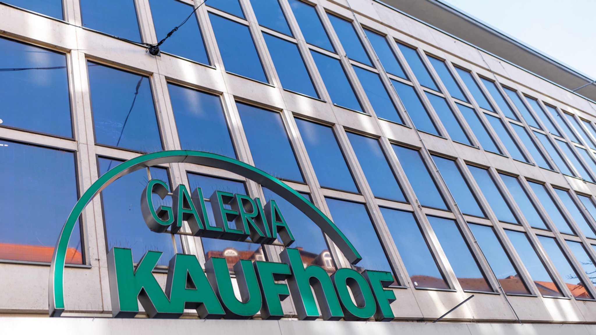 Das Logo an der Galeria Kaufhof-Filiale in der Königstraße in Nürnberg.