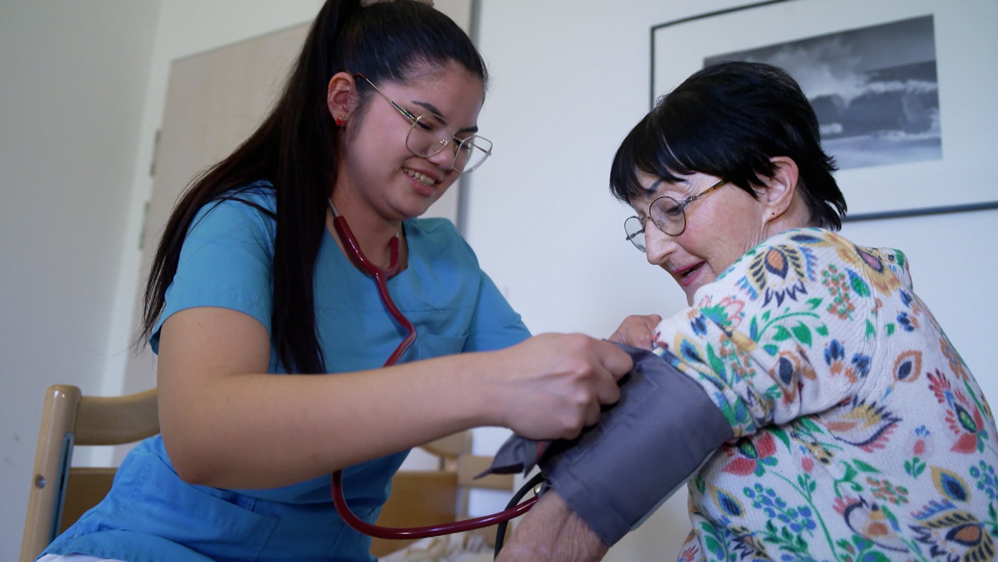 Pflegekraft mit einer Patientin. | Bild: BR Pflegekraft mit einer Patientin.