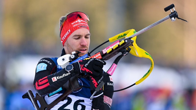 David Zobel beim Nachladen in Ruhpolding | Bild: picture alliance/dpa | Sven Hoppe David Zobel beim Nachladen in Ruhpolding