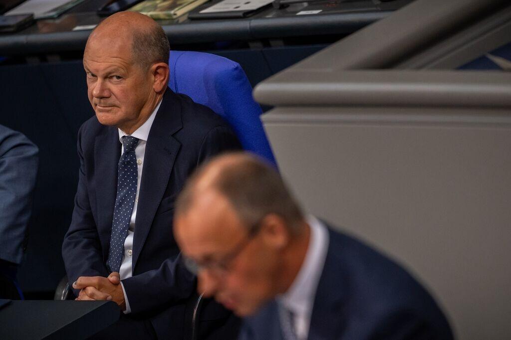 Bundeskanzler Olaf Scholz (SPD), schaut zu Friedrich Merz, CDU Bundesvorsitzender und CDU/CSU Fraktionsvorsitzender im Bundestag, in der Generaldebatte zum Bundeshaushalt 2025. 