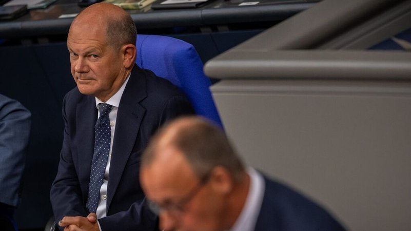Bundeskanzler Olaf Scholz (SPD), schaut zu Friedrich Merz, CDU Bundesvorsitzender und CDU/CSU Fraktionsvorsitzender im Bundestag, in der Generaldebatte zum Bundeshaushalt 2025. | Bild: dpa-Bildfunk/Michael Kappeler Bundeskanzler Olaf Scholz (SPD), schaut zu Friedrich Merz, CDU Bundesvorsitzender und CDU/CSU Fraktionsvorsitzender im Bundestag, in der Generaldebatte zum Bundeshaushalt 2025.
