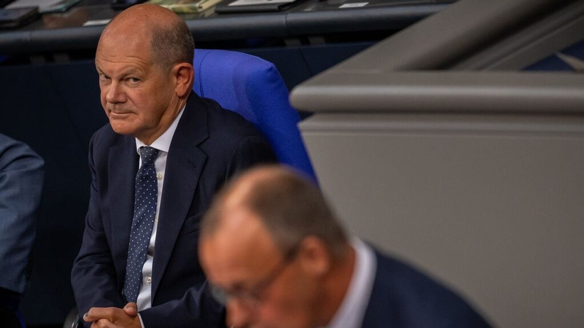 Bundeskanzler Olaf Scholz (SPD), schaut zu Friedrich Merz, CDU Bundesvorsitzender und CDU/CSU Fraktionsvorsitzender im Bundestag, in der Generaldebatte zum Bundeshaushalt 2025. 