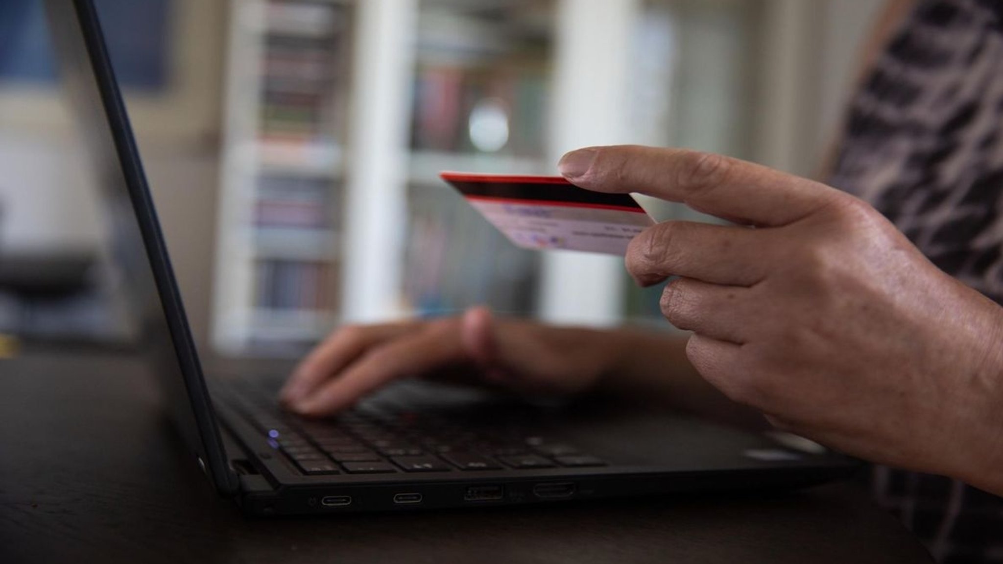 Der Deutsche soll jahrelang von den Philippinen aus zahlreiche Fakeshops betrieben und dabei einen Schaden in sechsstelliger Höhe verursacht haben. | Bild: BR Der Deutsche soll jahrelang von den Philippinen aus zahlreiche Fakeshops betrieben und dabei einen Schaden in sechsstelliger Höhe verursacht haben.