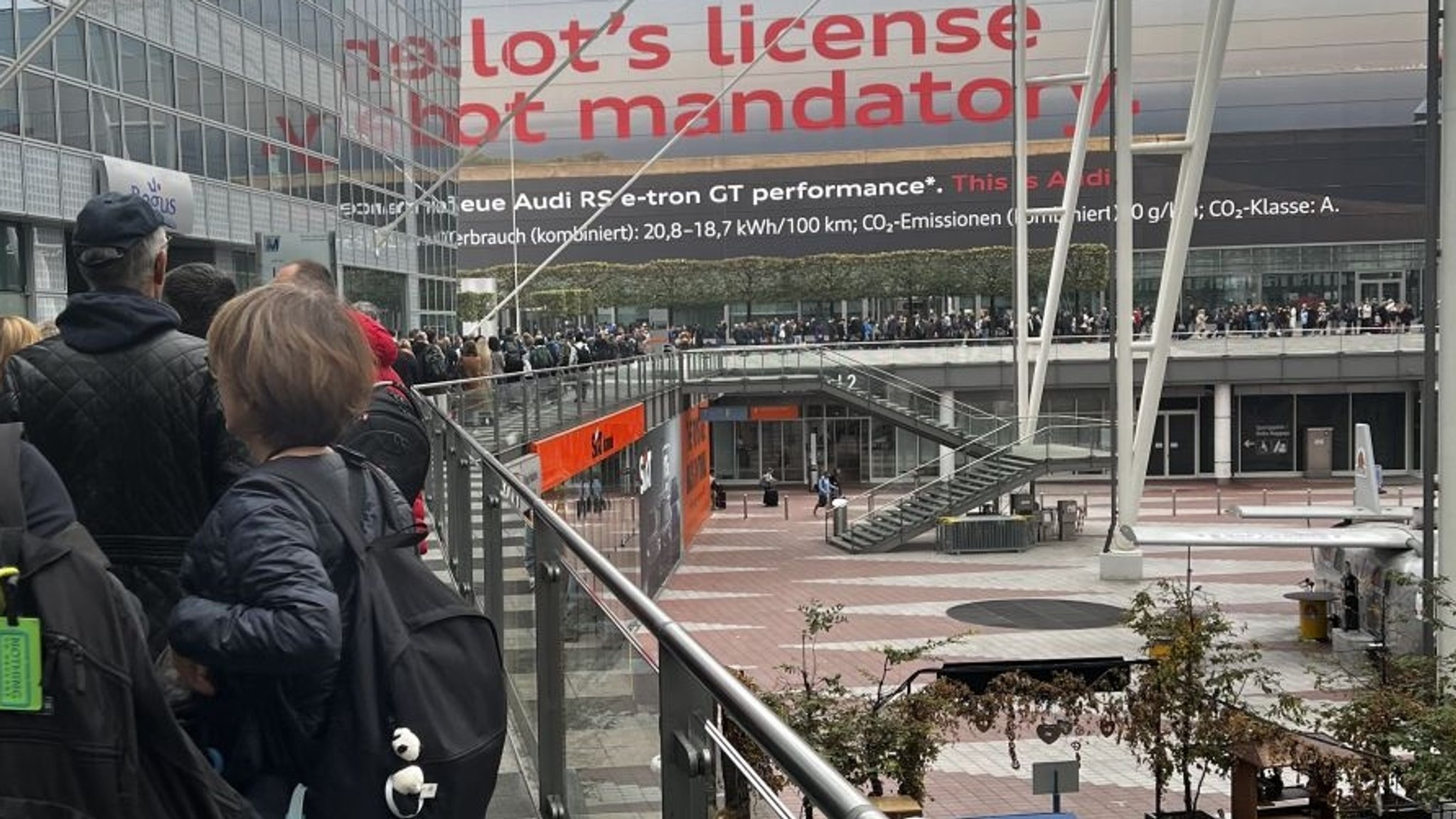 Lange Warteschlangen am Münchner Flughafen