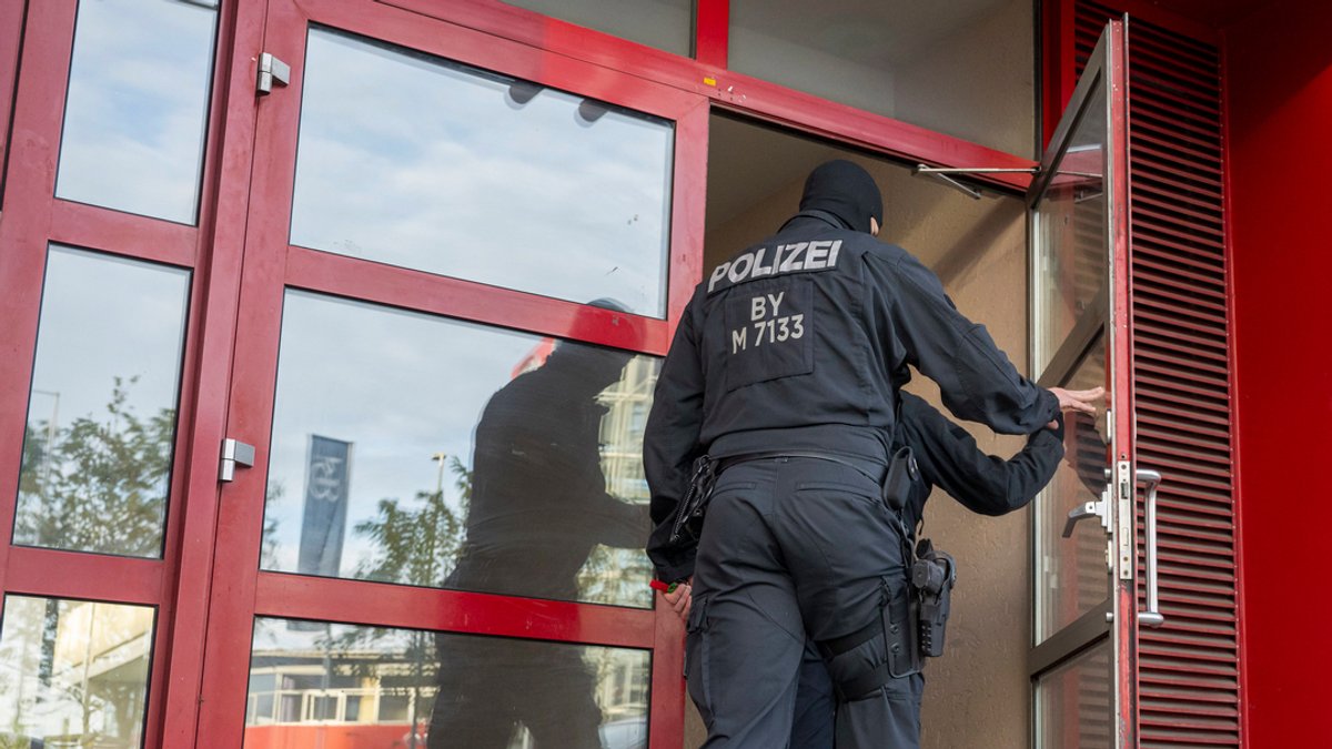 Die Polizei betritt das Gebäude, in dem die Islamische Vereinigung Bayern (IVB) eine Moschee betreibt.