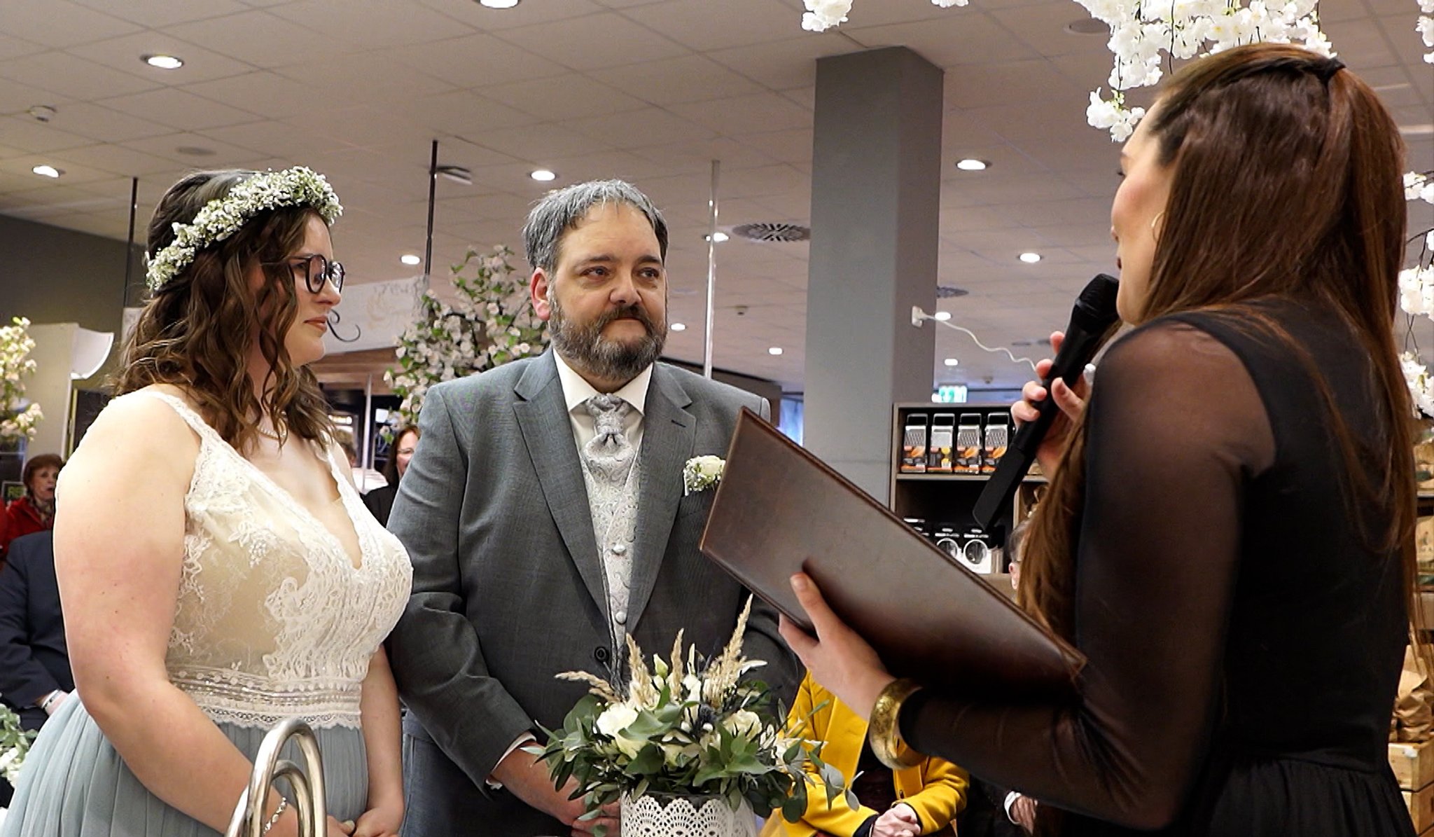 Maria Bernhard und Thorsten Münkel vor dem Supermarkt-Traualtar