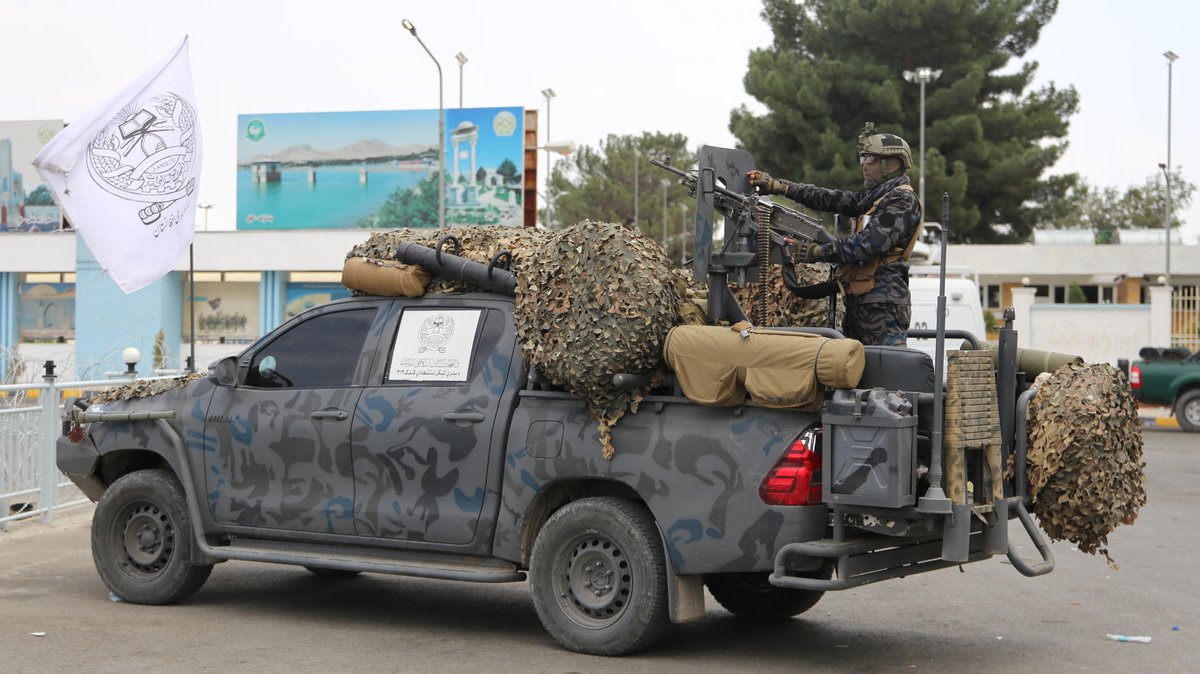31. August 2021: Taliban am Flughafen von Kabul. 