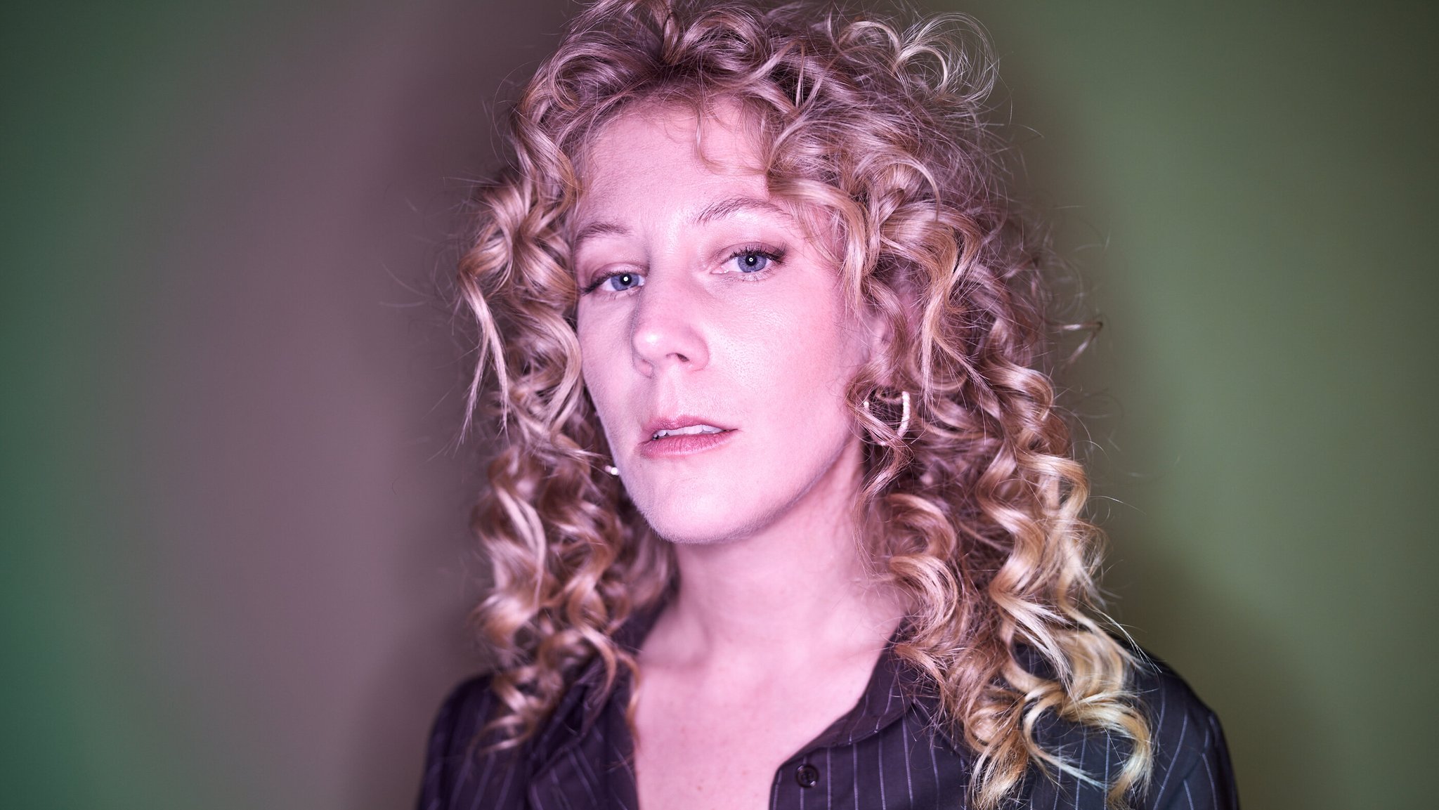 Porträtfoto der Schauspielerin Jovana Reisinger. | Bild: ORF/Jana Edisonga Porträtfoto der Schauspielerin Jovana Reisinger.