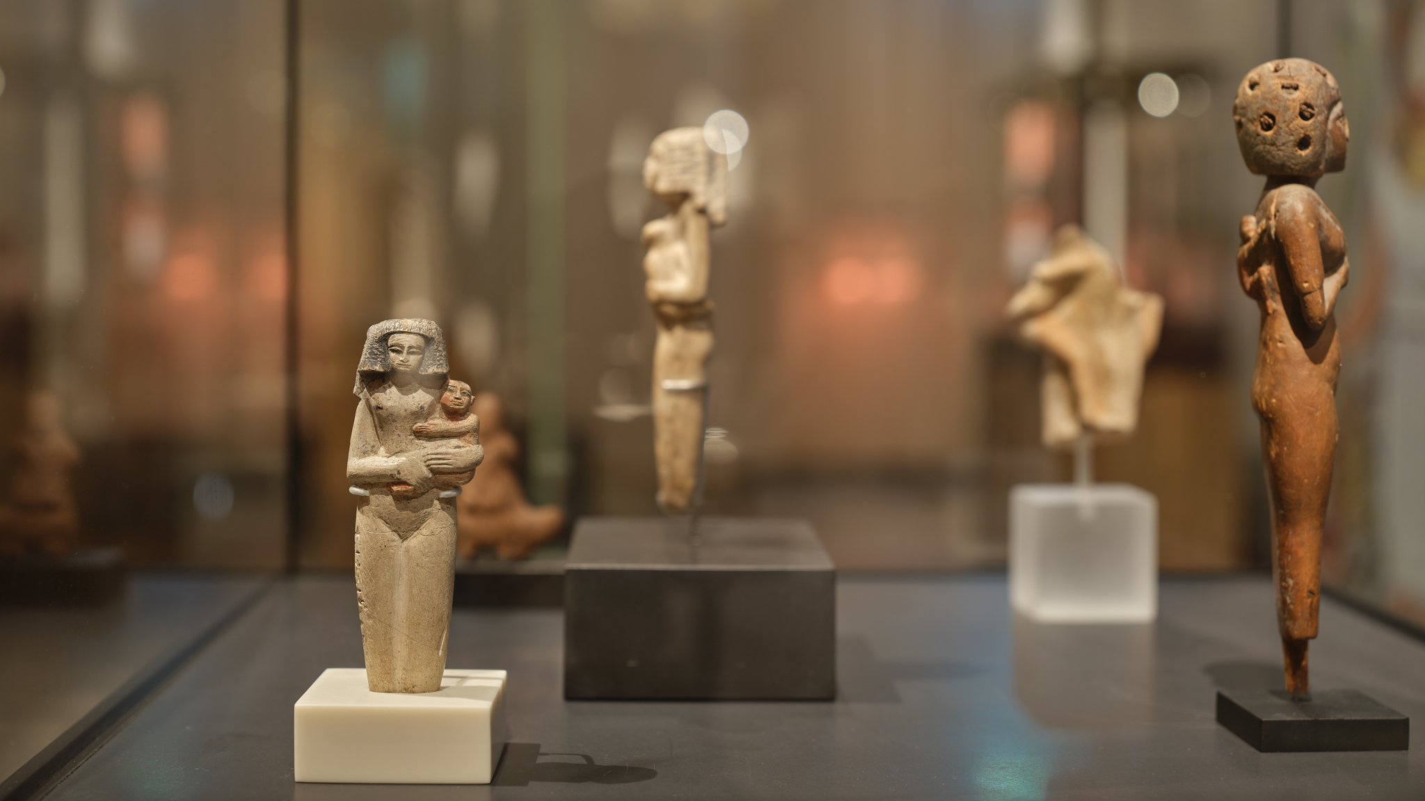 Blick in eine Vitrine mit mehreren Statuetten, die Mütter mit ihren Kleinkindern zeigen | Bild: SMÄK / Roy Hessing Blick in eine Vitrine mit mehreren Statuetten, die Mütter mit ihren Kleinkindern zeigen