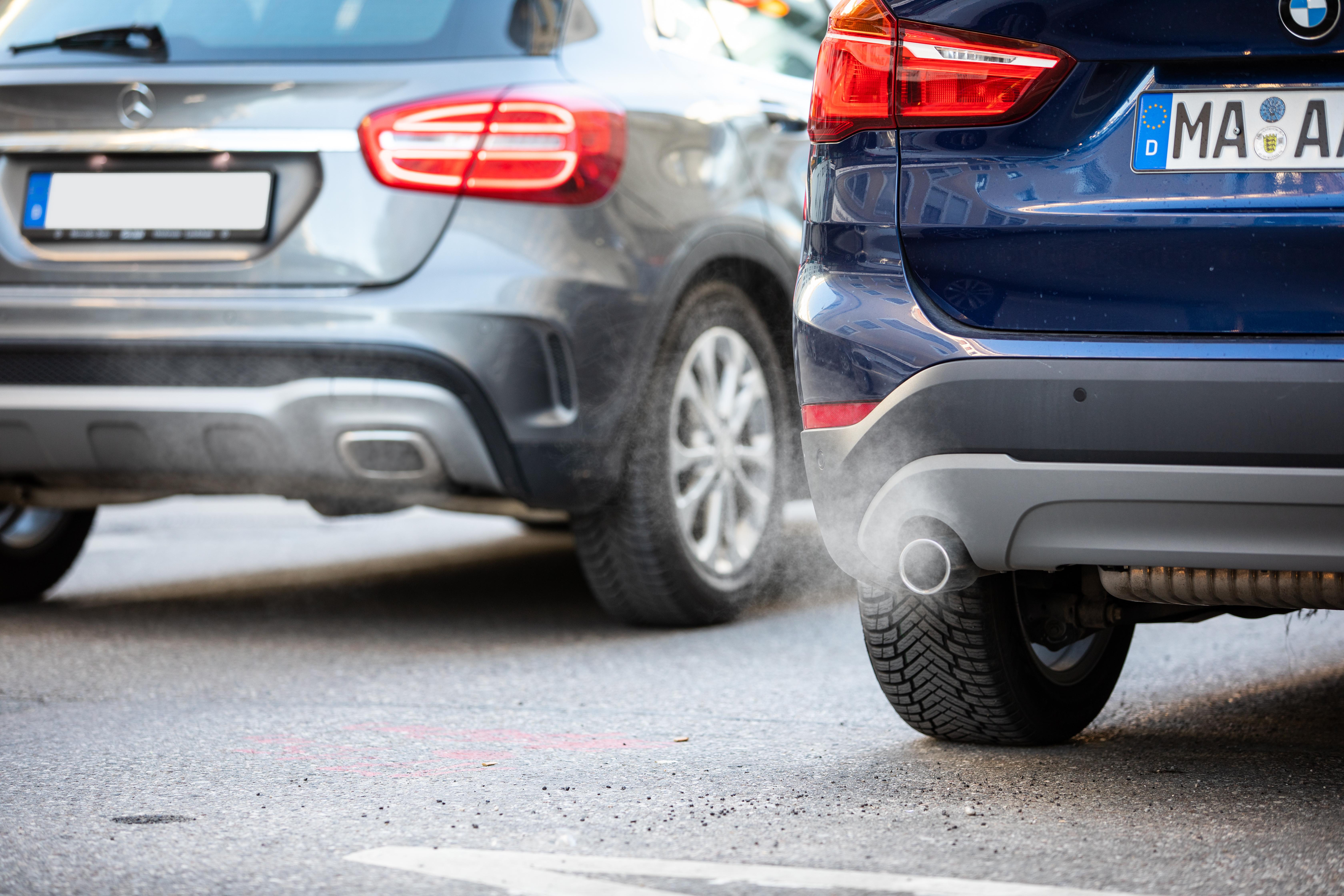 Auspuffrohre zweier Autos 