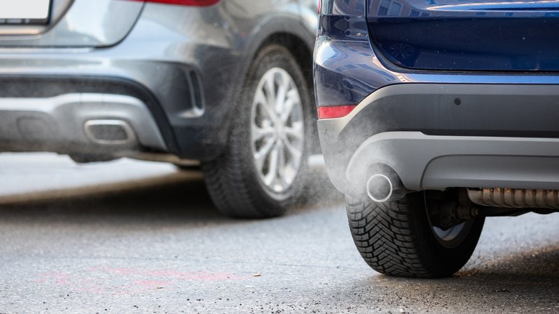 Auspuffrohre zweier Autos | Bild: BR/Fabian Stoffers Auspuffrohre zweier Autos