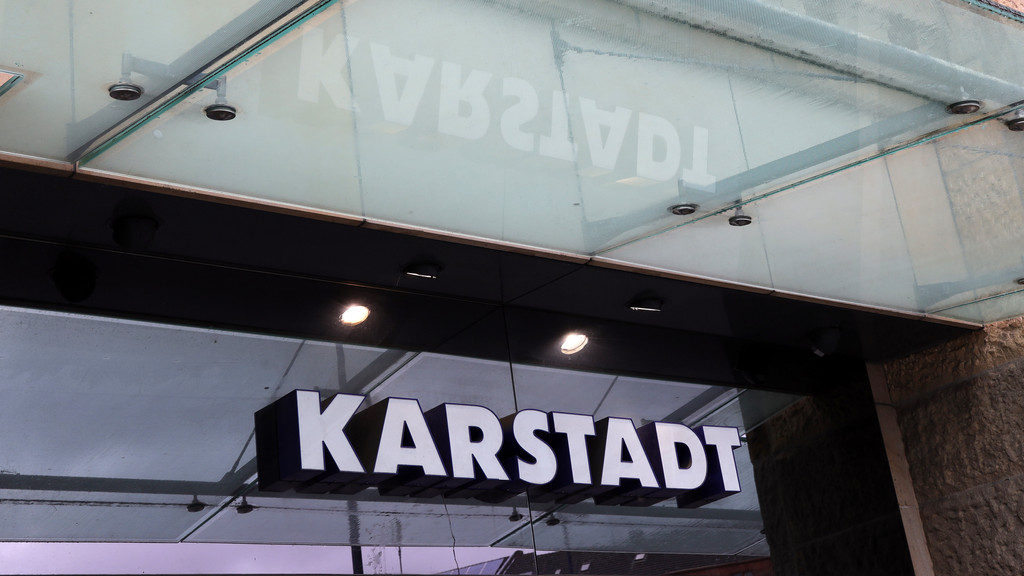 Schild einer Karstadt-Filiale. | Bild: picture alliance / D. Kerlekin/Snowfield Photograph | D. Kerlekin Schild einer Karstadt-Filiale.