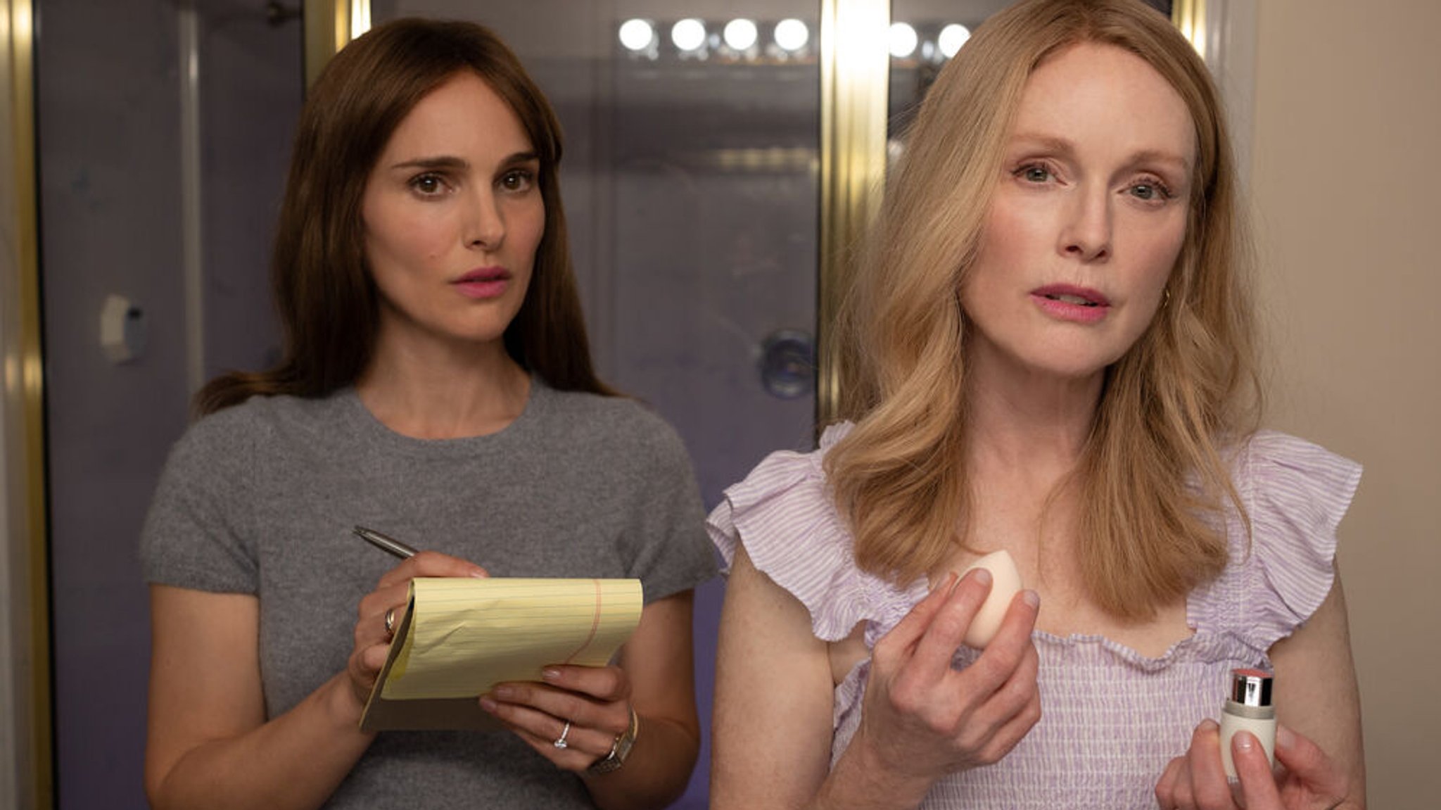 Natalie Portman (l) als Elizabeth Berry und Julianne Moore als Gracie Atherton-Yoo in einer Szene des Films "May December"