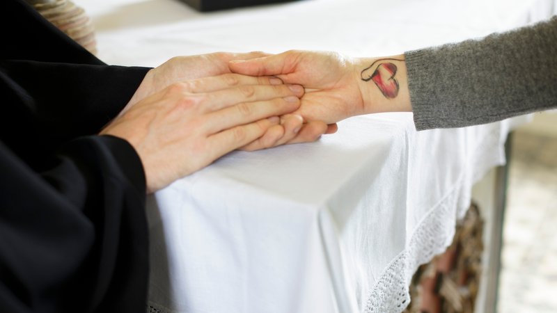 Ein Pfarrer hält eine Hand. | Bild: picture alliance / photothek | Ute Grabowsky Ein Pfarrer hält eine Hand.