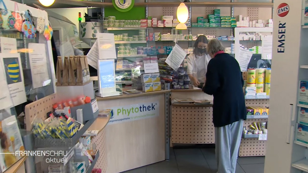 Kundin in einer Apotheke | Bild: BR Kundin in einer Apotheke