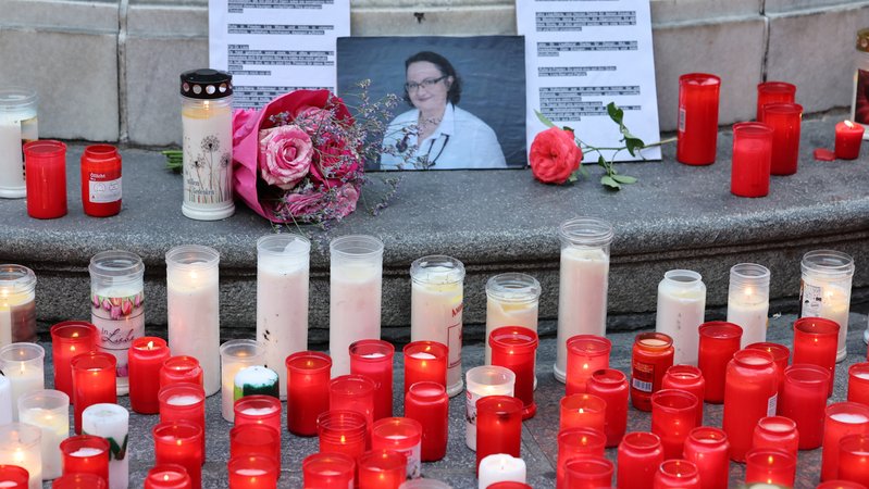 LINZ - ÖSTERREICH: Gedenkveranstaltung der Initiative #YesWeCare für die oberösterreichische Ärztin Lisa-Maria Kellermayr am Montag, 01. August 2022, in Linz. Der Tod von Lisa-Maria Kellermayr, die zuletzt wegen Morddrohungen aus der Impfgegner-Szene ihre Praxis geschlossen hat, hat tiefe Betroffenheit ausgelöst. | Bild: picture alliance / FOTOKERSCHI.AT / APA / picturedesk.com | FOTOKERSCHI.AT LINZ - ÖSTERREICH: Gedenkveranstaltung der Initiative #YesWeCare für die oberösterreichische Ärztin Lisa-Maria Kellermayr am Montag, 01. August 2022, in Linz. Der Tod von Lisa-Maria Kellermayr, die zuletzt wegen Morddrohungen aus der Impfgegner-Szene ihre Praxis geschlossen hat, hat tiefe Betroffenheit ausgelöst.