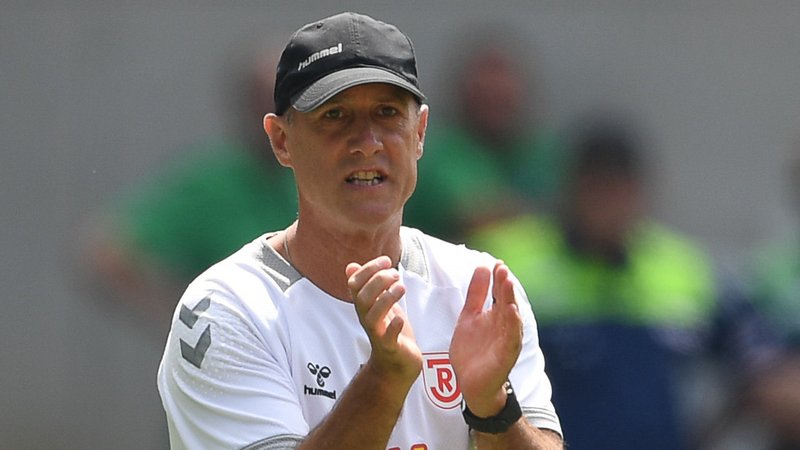 Jahn-Regensburg-Trainer Joe Enochs | Bild: dpa-Bildfunk/Swen Pförtner Jahn-Regensburg-Trainer Joe Enochs