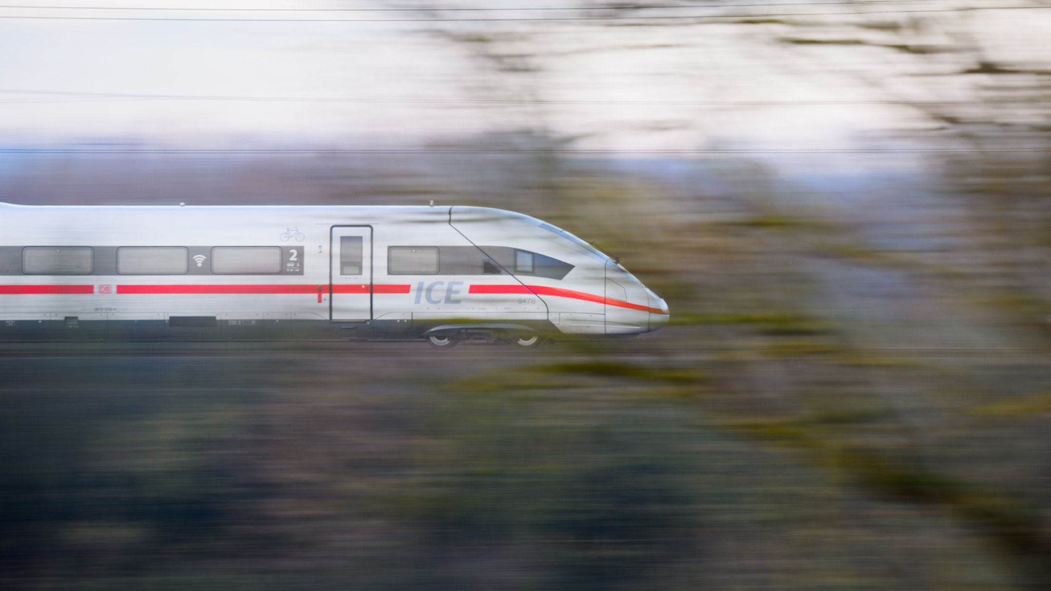 Ein ICE der Deutschen Bahn fährt über eine Bahn-Trasse.