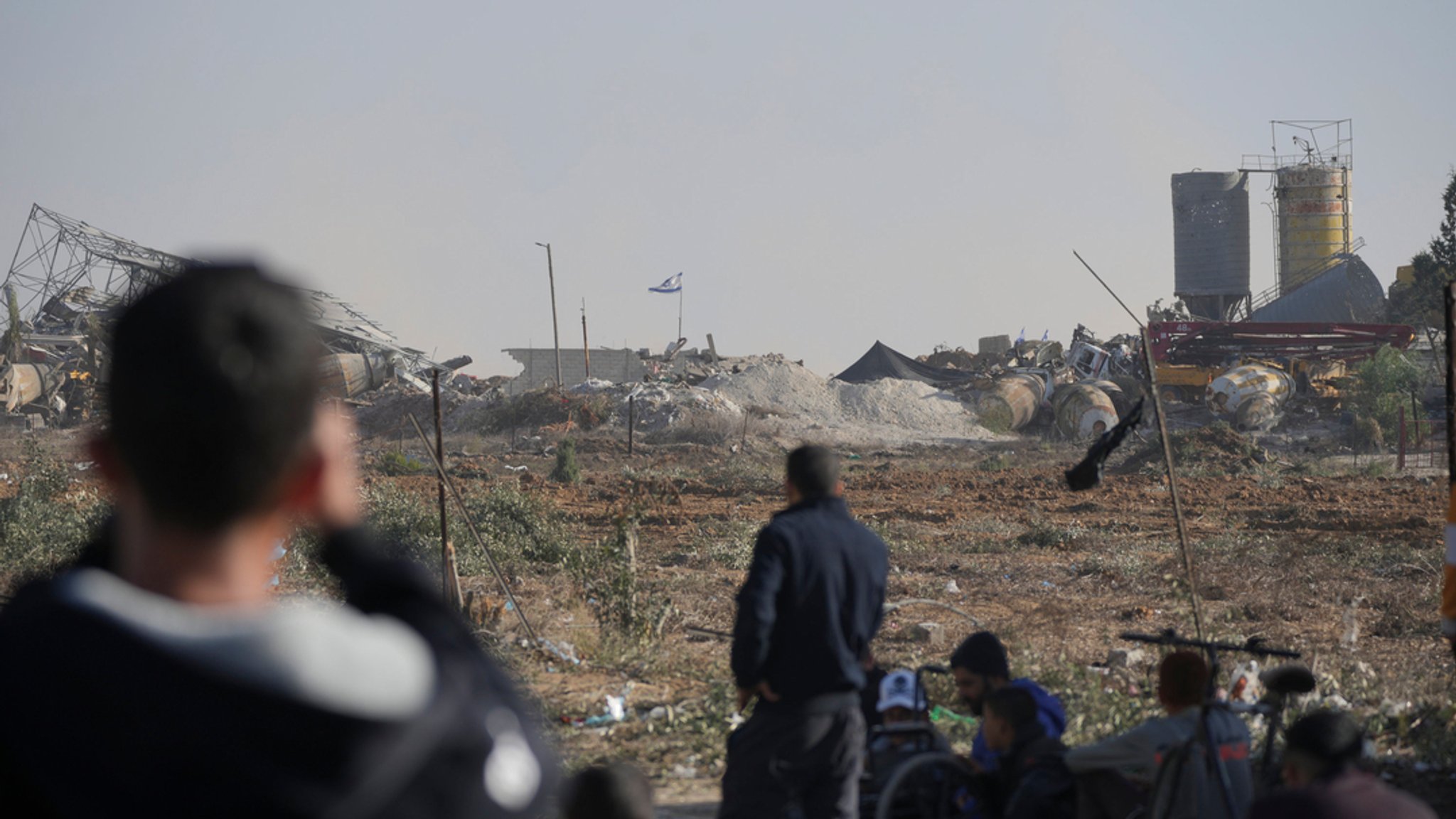 Palästinenser versuchen nach Inkrafttreten der vorübergehenden Waffenruhe, auf der Salah al-Din-Straße im zentralen Gazastreifen wieder in den nördlichen Gazastreifen zu gelangen.