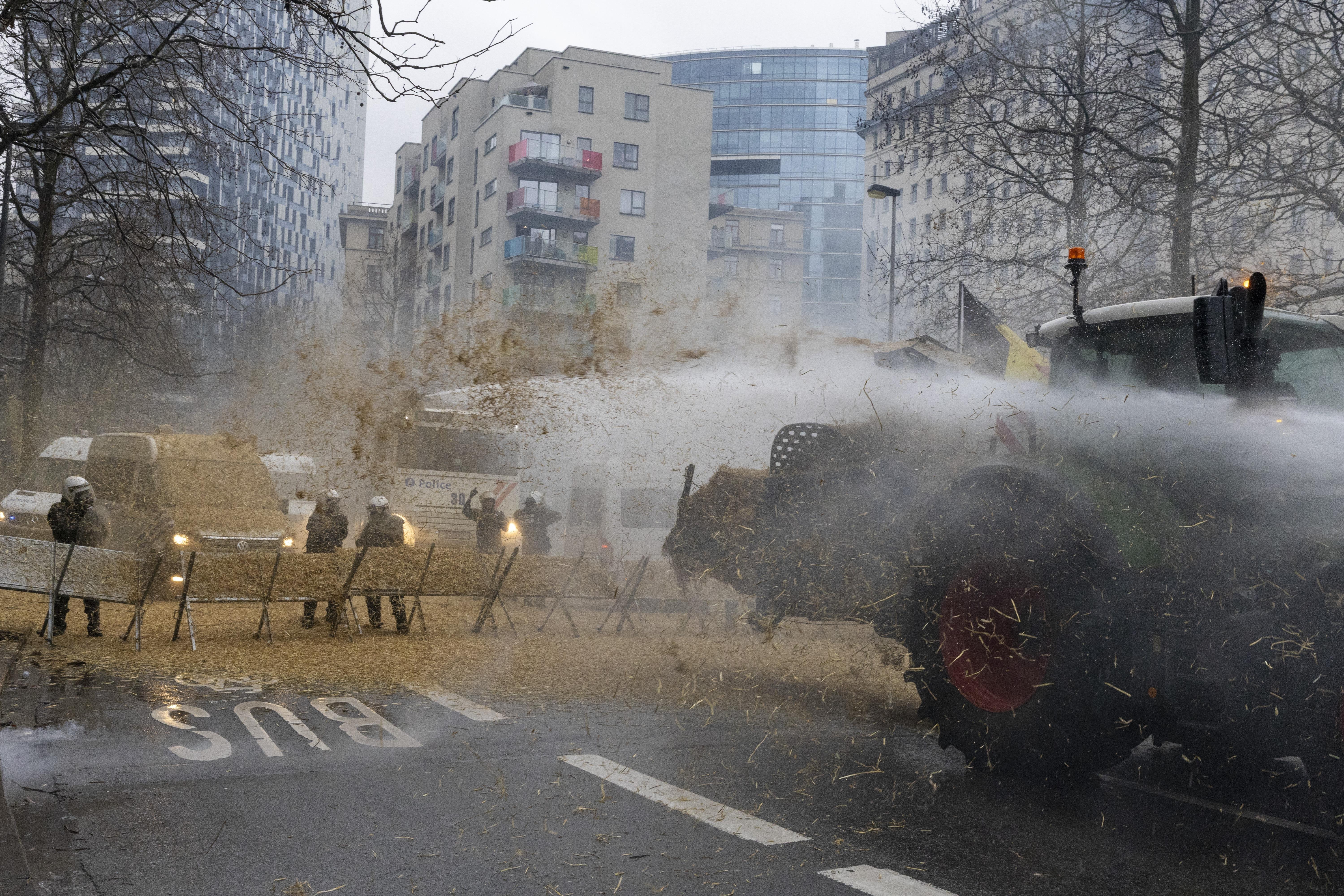 Angesichts eines Treffens der EU-Agrarminister in Brüssel haben Hunderte Landwirte teils gewaltsam gegen die Agrarpolitik der Union protestiert.