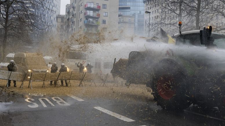 Angesichts eines Treffens der EU-Agrarminister in Brüssel haben Hunderte Landwirte teils gewaltsam gegen die Agrarpolitik der Union protestiert. | Bild:picture alliance/dpa/Belga | Nicolas Maeterlinck