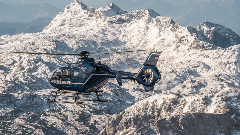 Ein dunkelblauer Bundespolizeihubschrauber vor schneebedeckten Bergen (Archivbild) | Bild: Bundespolizei Pressestelle Ein dunkelblauer Bundespolizeihubschrauber vor schneebedeckten Bergen (Archivbild)