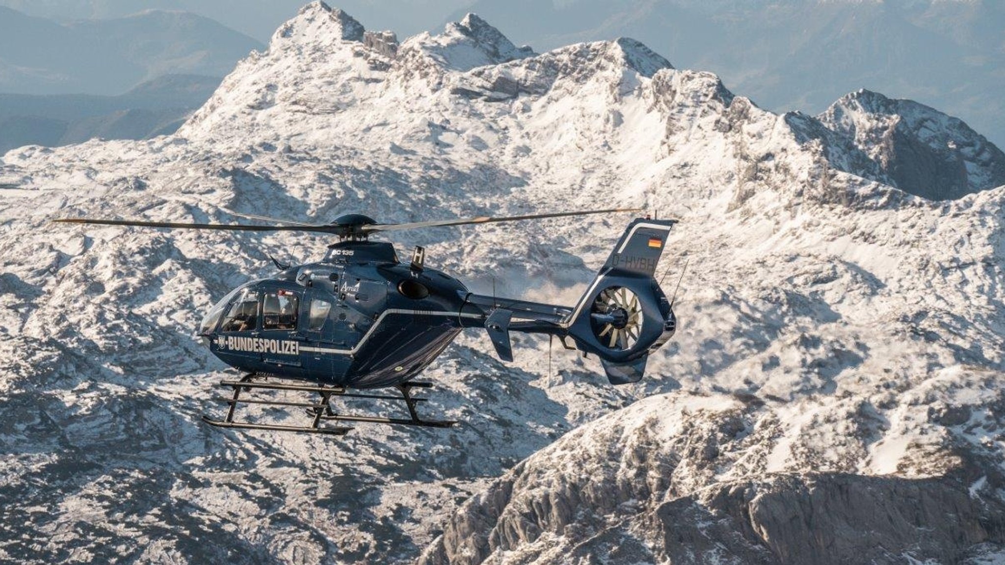 Ein dunkelblauer Bundespolizeihubschrauber vor schneebedeckten Bergen (Archivbild) | Bild: Bundespolizei Pressestelle Ein dunkelblauer Bundespolizeihubschrauber vor schneebedeckten Bergen (Archivbild)