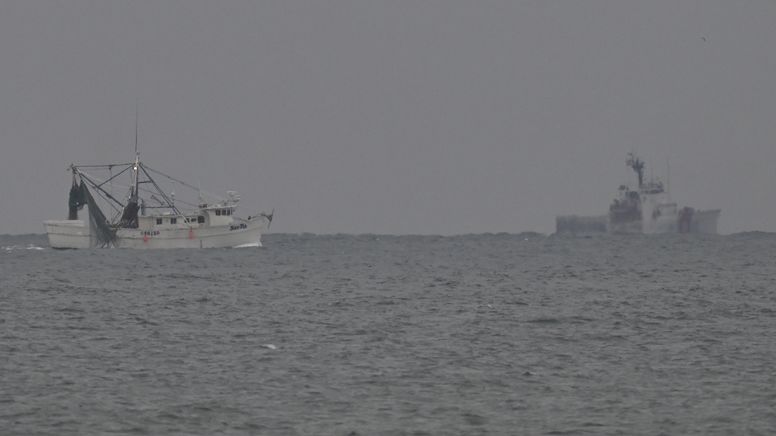 05.02.23: US-amerikanische Schiffe suchen auf dem Atlantik vor Myrtle Beach (South Carolina) nach Trümmerteilen des abgeschossenen Ballons. | Bild:pa/AA/Peter Zay