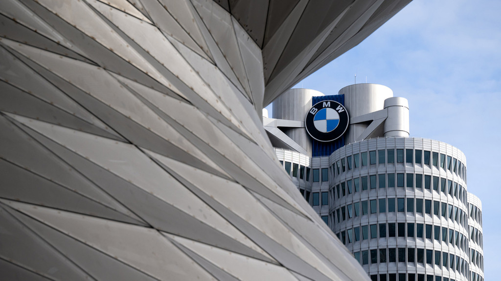 München: Das Logo von BMW ist an der Firmenzentrale zu sehen.