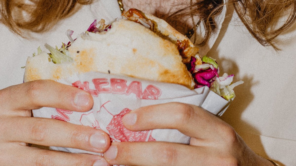 Wer steckt hinter dem berühmten Döner-Logo? Ein BR-Podcast hat das Rätsel gelüftet.