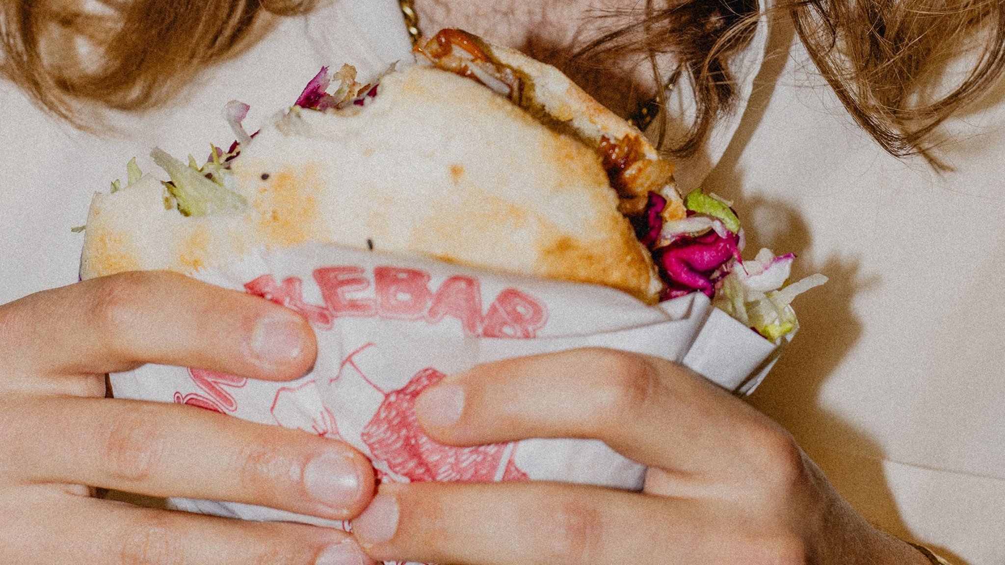 Wer steckt hinter dem berühmten Döner-Logo? Ein BR-Podcast hat das Rätsel gelüftet.