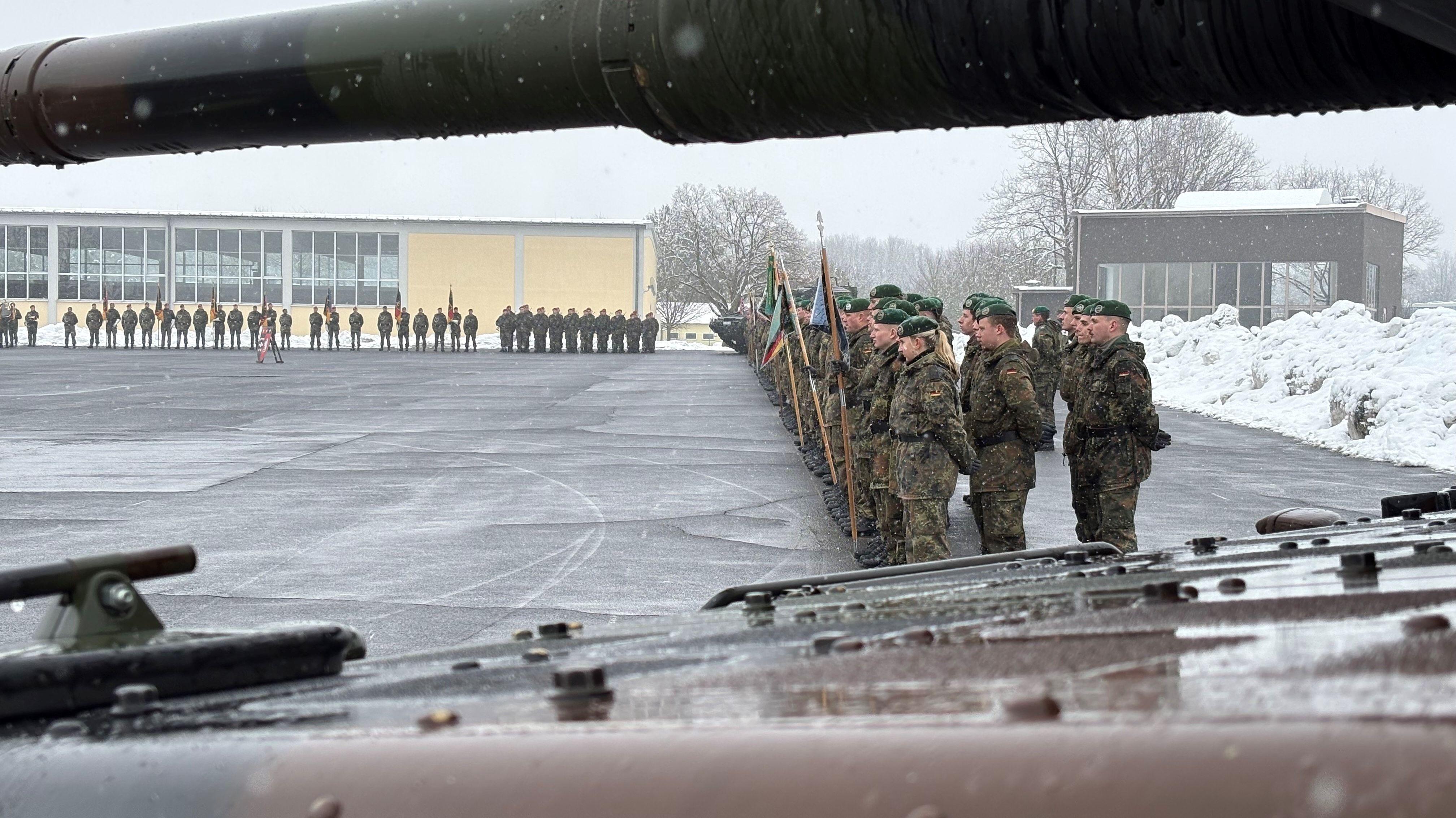 Angehörige des Panzergrenadierbataillons 122 aus Oberviechtach in der Oberpfalz sind in Veitshöchheim angetreten. Das Bataillon gehört nun zur Litauen-Brigade der Bundeswehr.