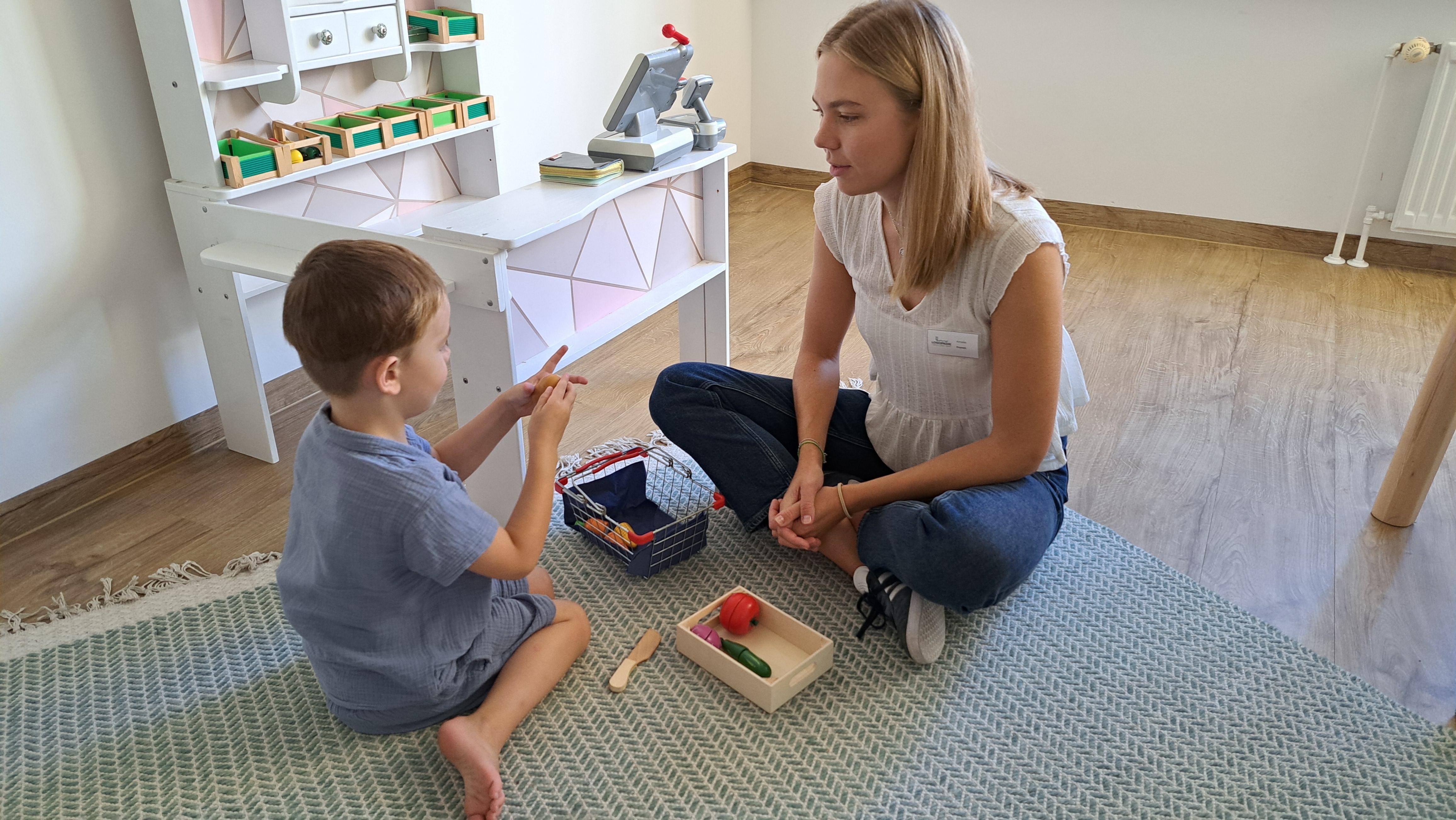 Logopädin Amelie Franek beim spielerischen Sprach-Training mit einem Kleinkind mit einer Sprachentwicklungsstörung