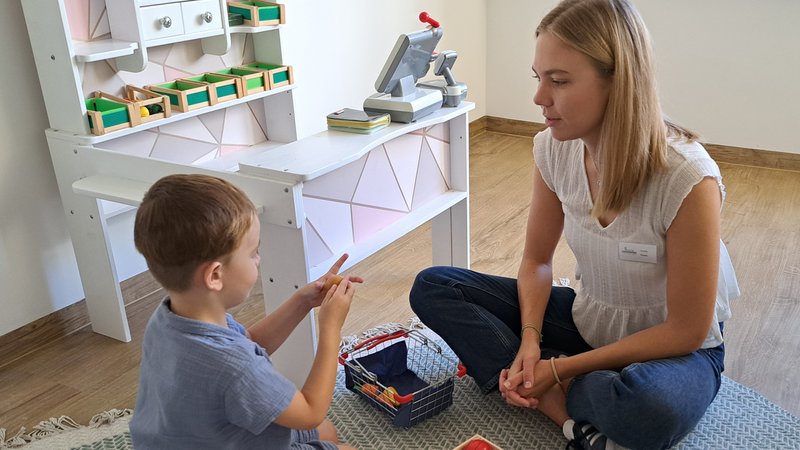 Logopädin Amelie Franek beim spielerischen Sprach-Training mit einem Kleinkind mit einer Sprachentwicklungsstörung | Bild: BR/Jan Kerckhoff Logopädin Amelie Franek beim spielerischen Sprach-Training mit einem Kleinkind mit einer Sprachentwicklungsstörung